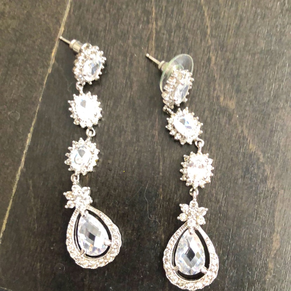 Earring with stones
